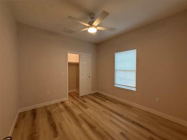 Building Photo - 817 5th