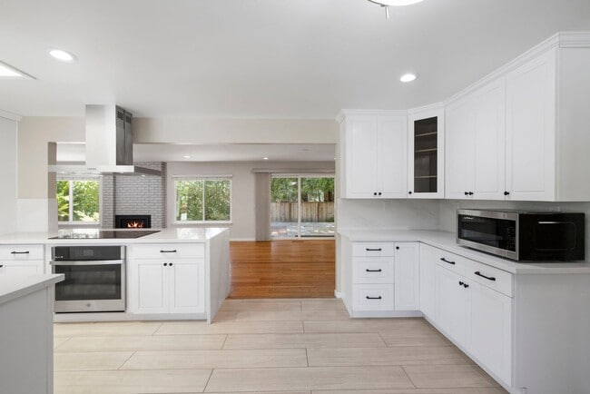 Building Photo - Spacious Menlo Park Retreat with 6 Bedroom...