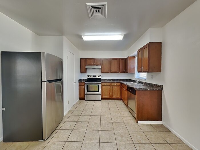 Building Photo - 2230 Rohr Dr