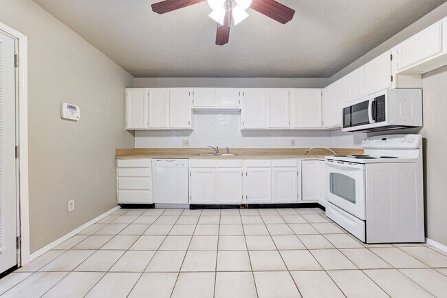 Building Photo - Cute Townhouse in the Heart of Norman, just minutes from OU!