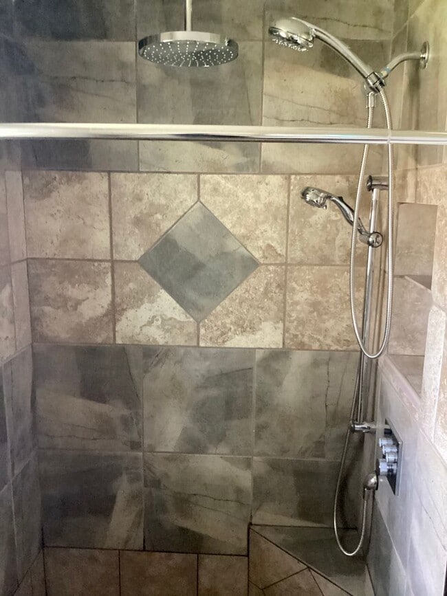 Building Photo - Renovated 4 bed 2 bath with large yard and...