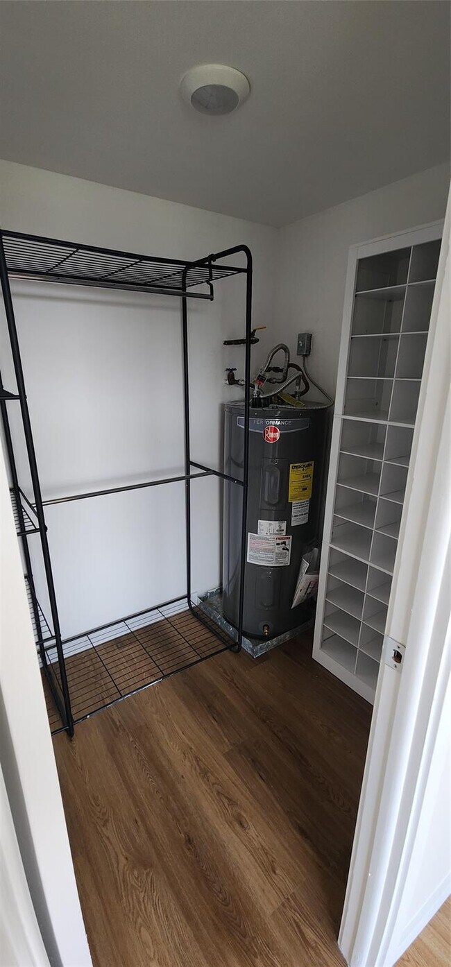 Building Photo - 3150 N Palm Aire Dr