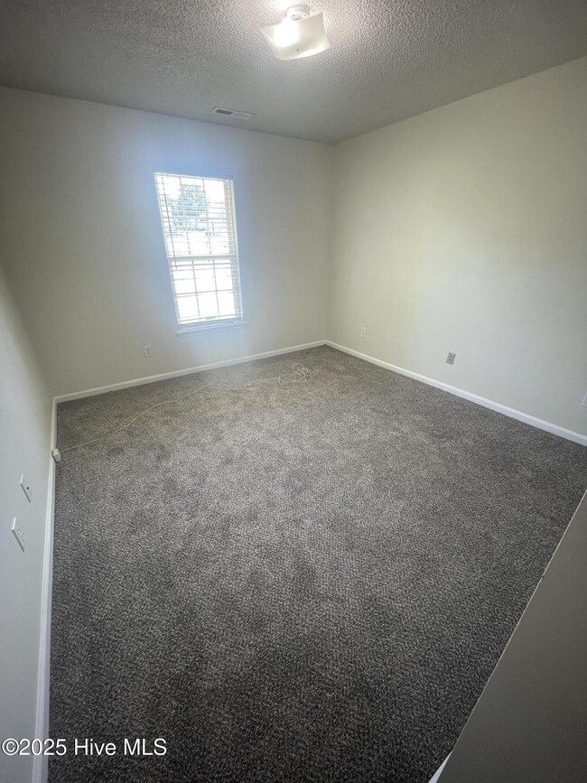 Building Photo - 300 Pinegrove Ct