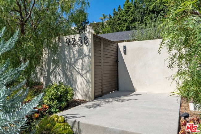 Building Photo - 9258 Swallow Dr