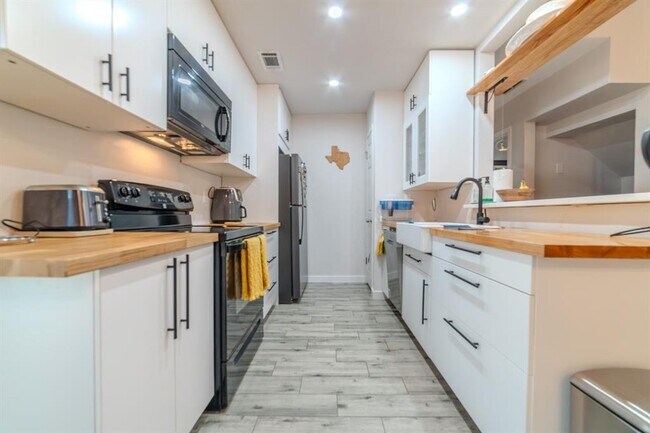 Building Photo - 1015 E Yager Ln