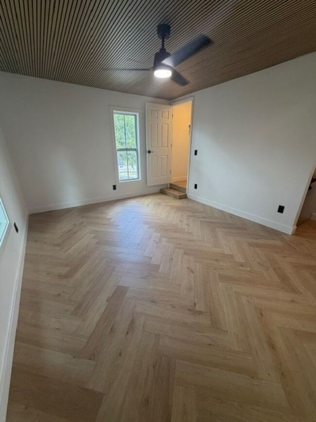 Building Photo - Renovated One Bedroom Stand Alone Apartment