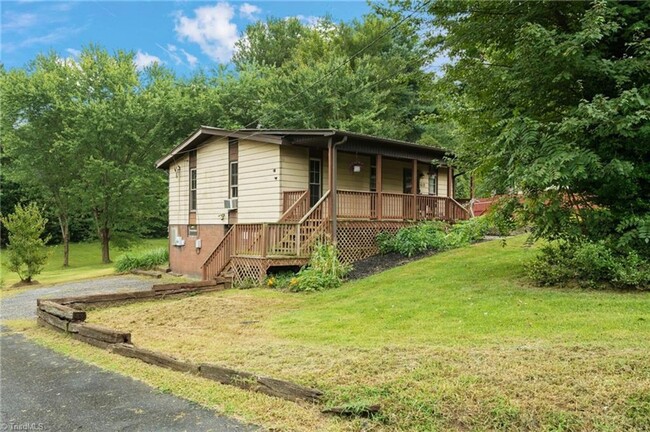 Building Photo - Charming 2-Bedroom Home in Quiet Small Tow...