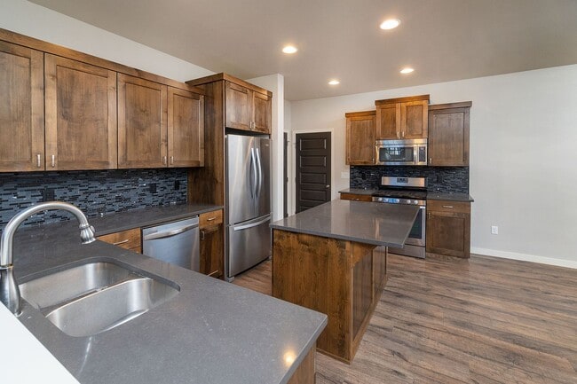 Building Photo - 3 Bdrm 2.5 bath newer home in a quiet SE c...
