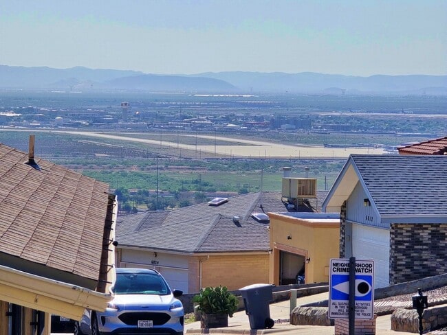 Building Photo - Mountain view cozy Home Ready for move in