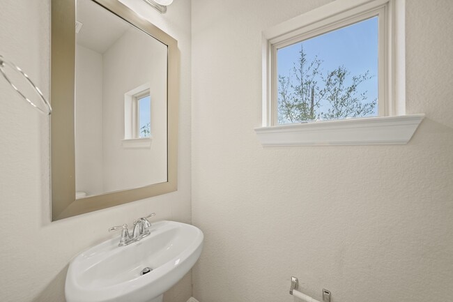 Building Photo - 2025 Cambridge Heights Pl