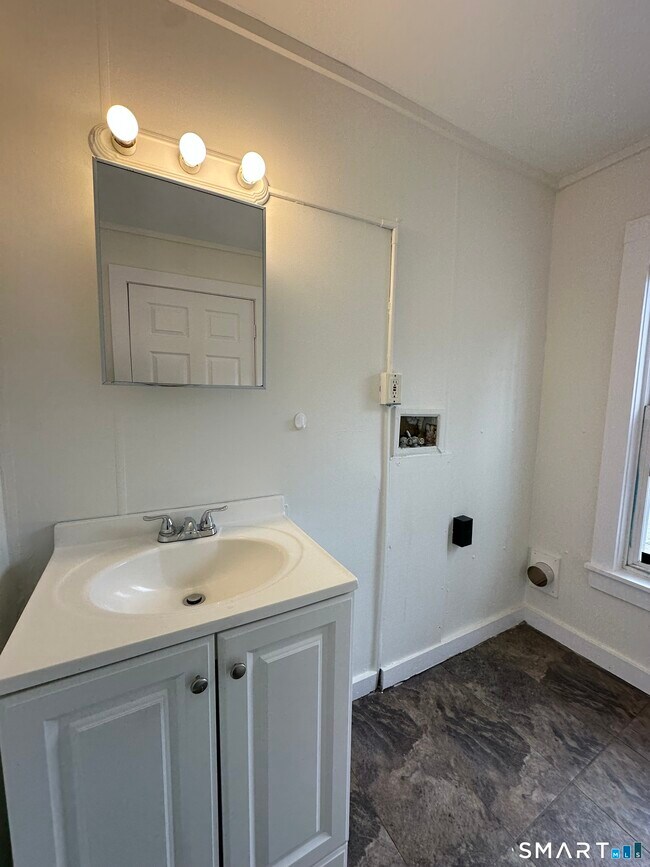 Building Photo - 162 Norwich Ave