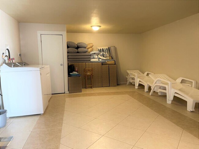 Building Photo - 602 N Shore Dr E