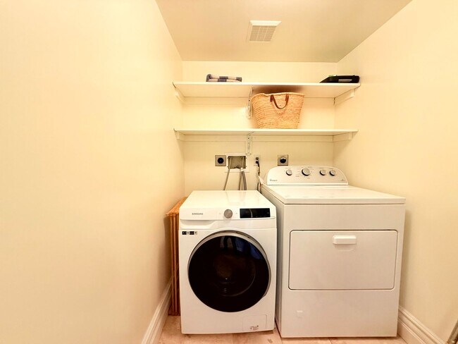 Building Photo - Sophisticated Bright & Spacious Furnished ...