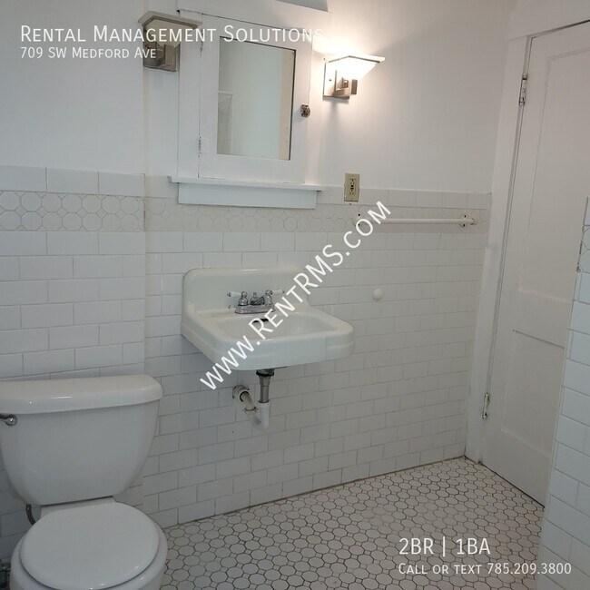 Building Photo - 709 SW Medford Ave
