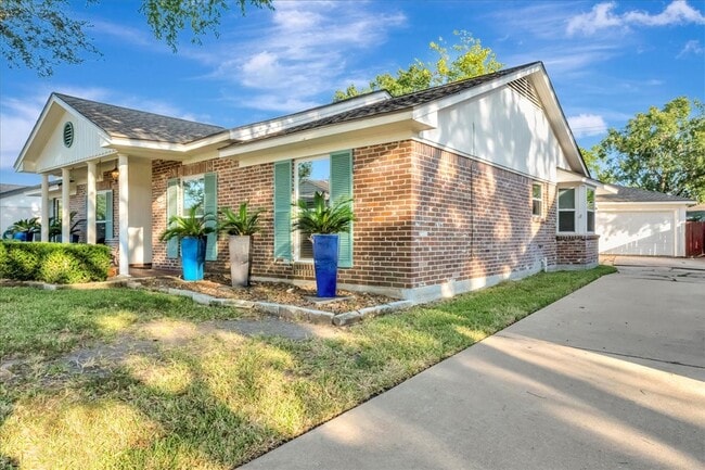 Building Photo - 1710 San Sebastian Ln