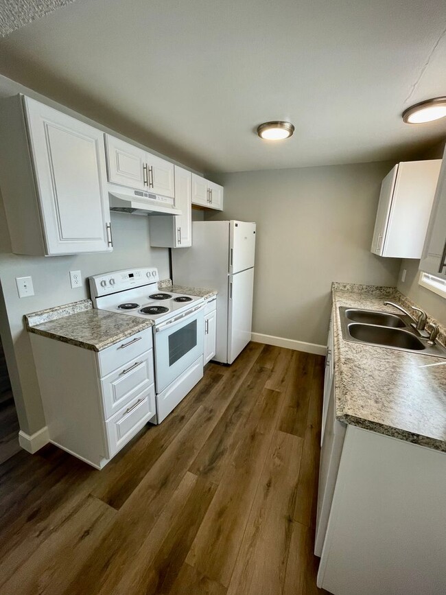 Building Photo - Beautifully Remodeled Ground-Level 2-Bedroom!