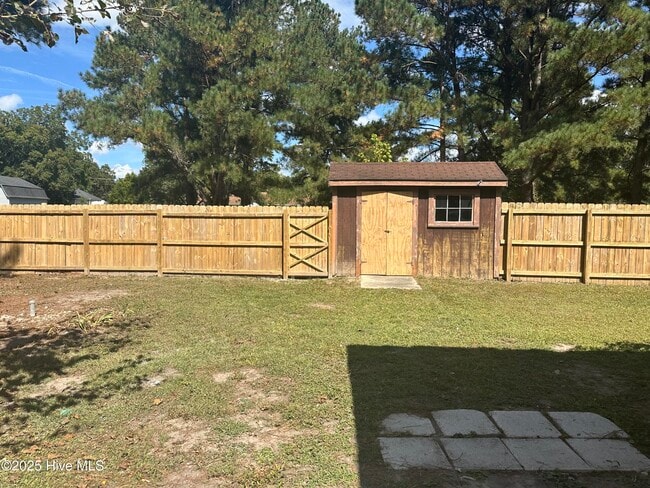 Building Photo - 106 Lake Dr