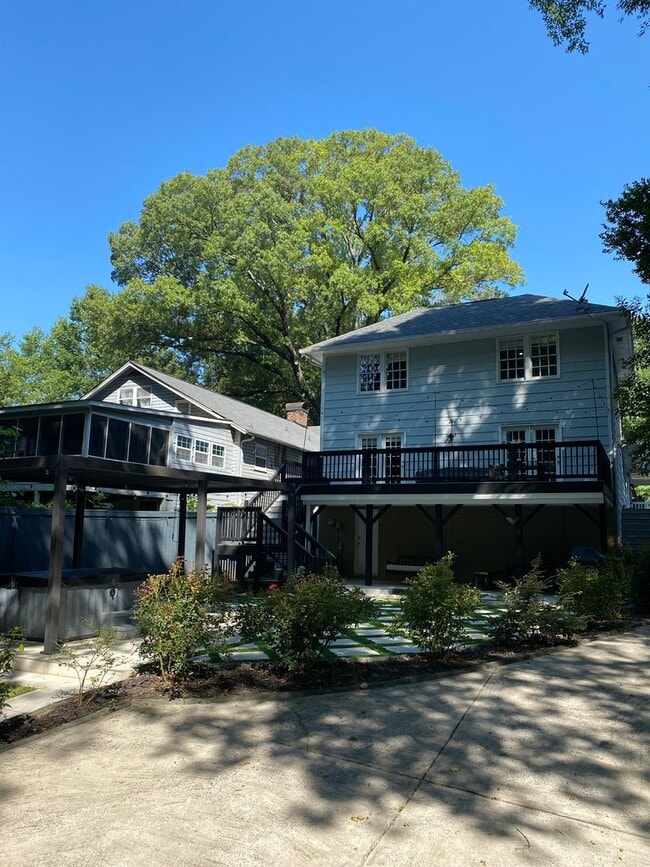 Building Photo - Spacious charmer in the heart of Dilworth ...