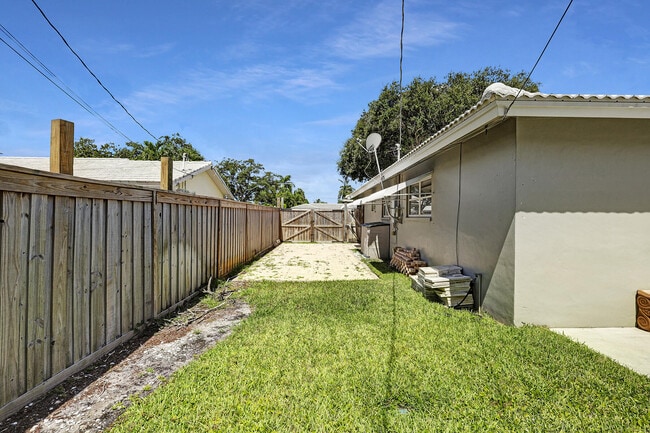 Building Photo - 800 SW 12th Ave