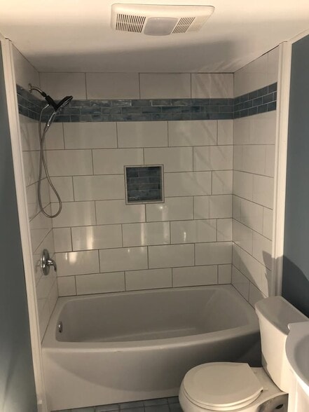 Beautifully tiled bath/shower - 89 Congress St
