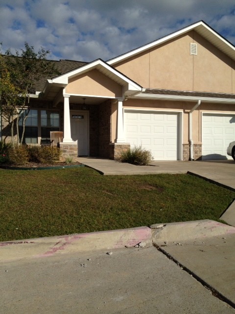 Building Photo - Villas of Lake Charles