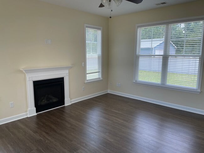 Building Photo - 3 Bedroom 2 Bathroom House with Large Fenc...