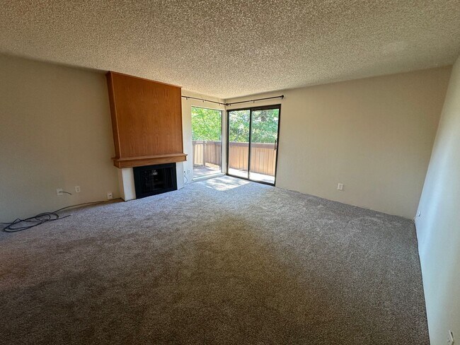 Building Photo - Cute and Cozy 1 Bedroom Condo in Gated Tim...