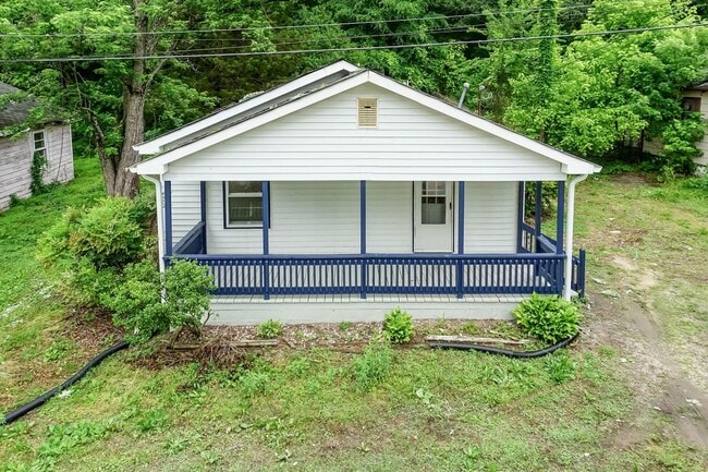 Building Photo - Three Bedroom Home!