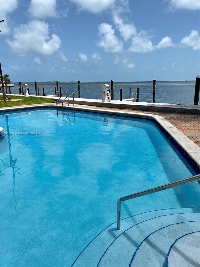 Building Photo - 1632 S Bayshore Ct