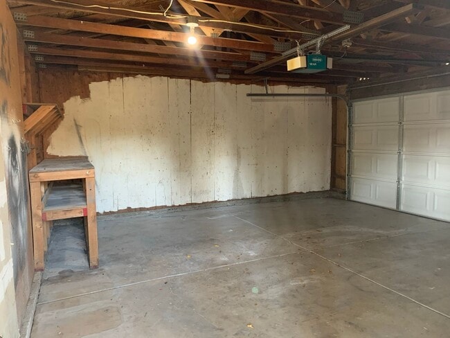 Building Photo - Woodstock Green Townhome unit with a commu...