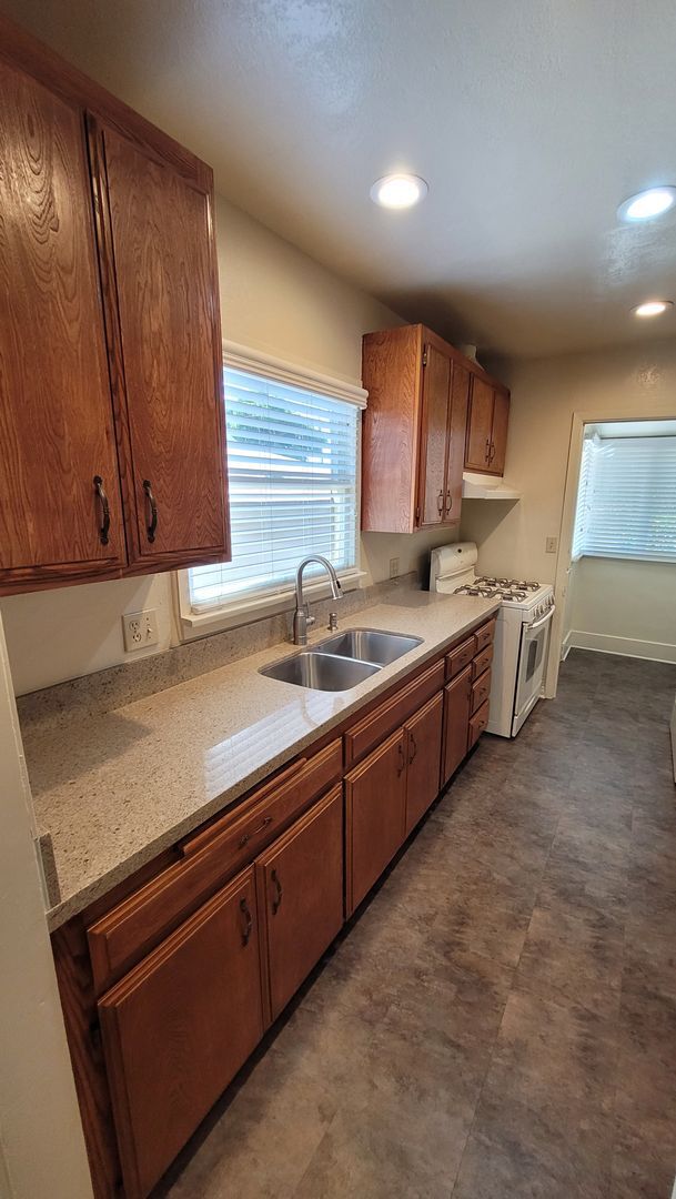 Building Photo - Coming Soon! 1 Bed 1 Bath Charming Craftsman Cottage