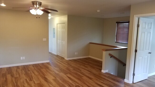 Building Photo - Pet Friendly. W&D. Great Location. 2 Parki...