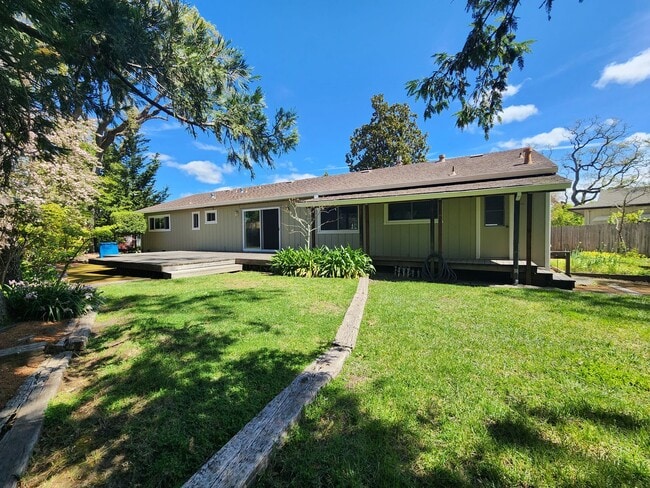 Building Photo - Lovely Bennett Valley Home in a Cul-De-Sac