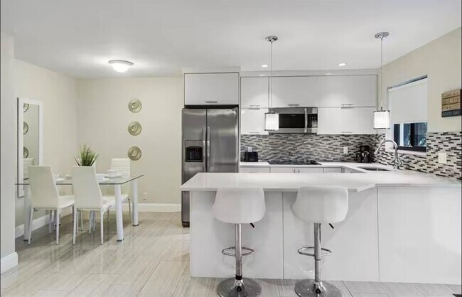 Building Photo - 320 NE 15th Ave