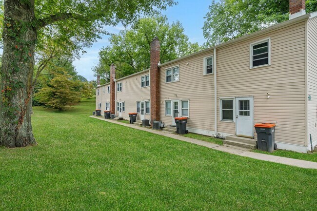 Building Photo - 3 Bedroom Townhouse in Midland, PA!! Apply...