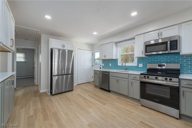 Building Photo - 3844 Edgewater Dr