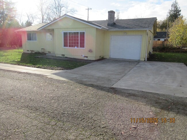 Building Photo - Updated and refurbished