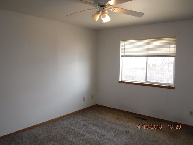 Building Photo - 3 Bedroom Home- Close to Parks and Schools!!- Dog Negotiable!!