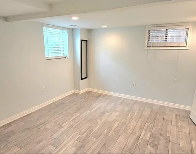 Building Photo - Beautiful 3-Bedroom Garden Apartment in th...
