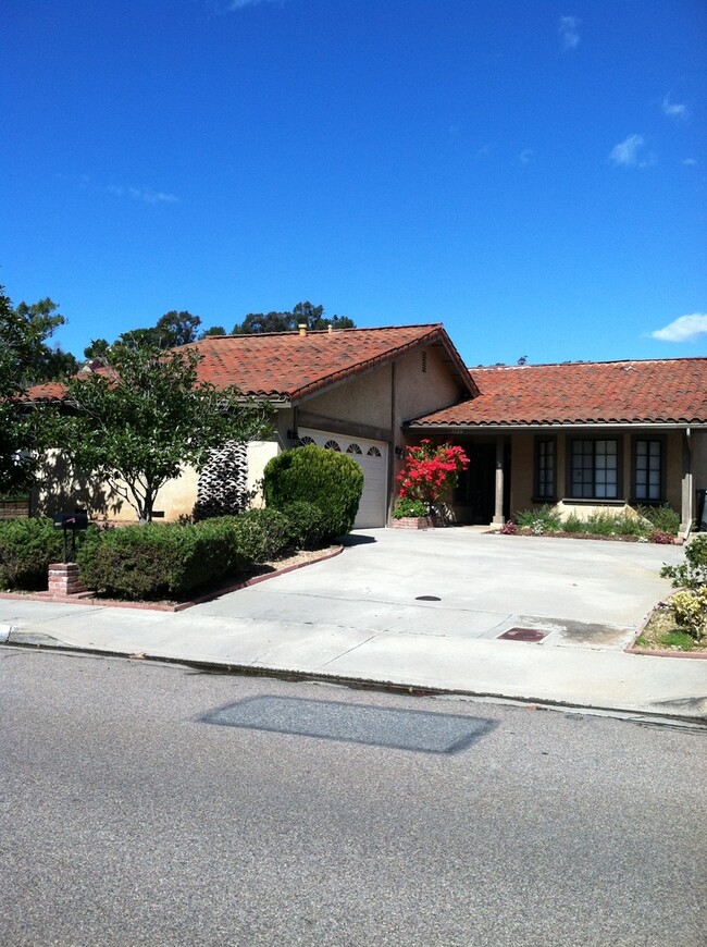 Building Photo - Large 3 Bdrm Escondido