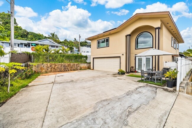 Primary Photo - Upgraded 5 bedroom, 3 bath home
