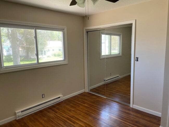 Building Photo - 2 Bedroom, 1 Bathroom Duplex in Camanche, IA
