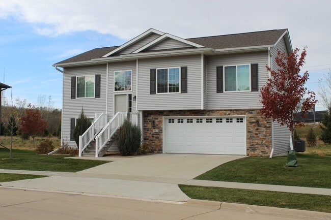 Building Photo - Mackinaw Village - 4 BDRM Home
