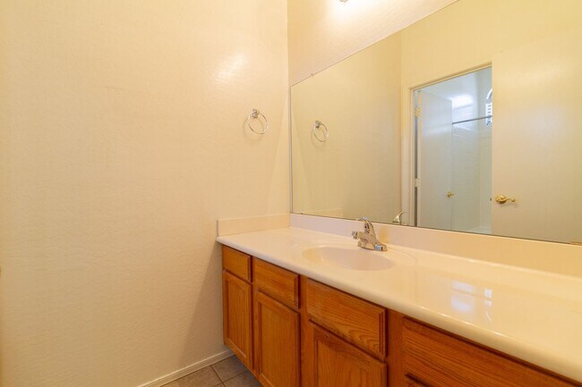 Building Photo - 2600 E Springfield Pl