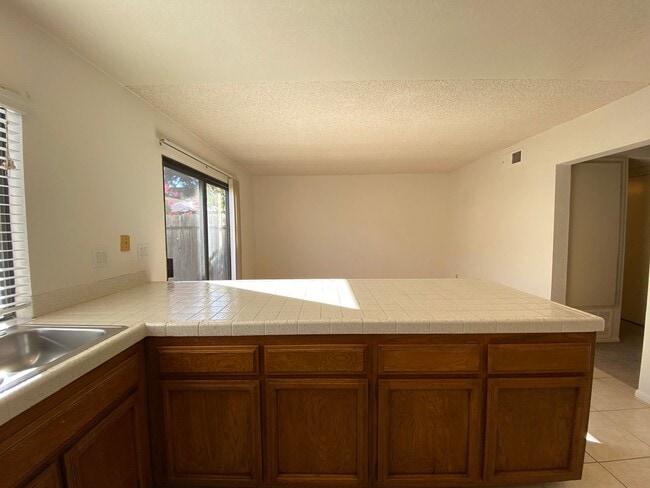 Building Photo - 3 Bed 2 Story Townhome in Tanglewood Community!