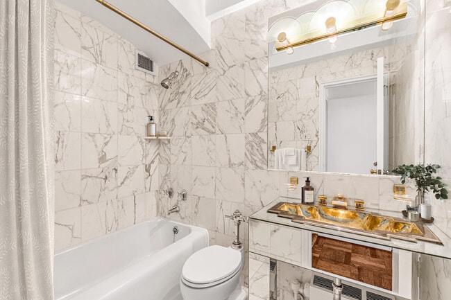 Building Photo - 923 5th Ave