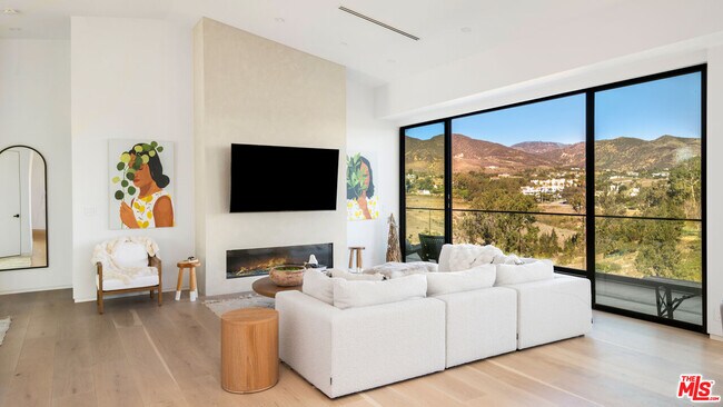 Building Photo - 6656 Dume Dr