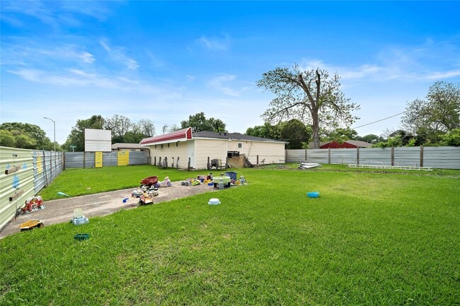 Building Photo - 5639 Overdale St