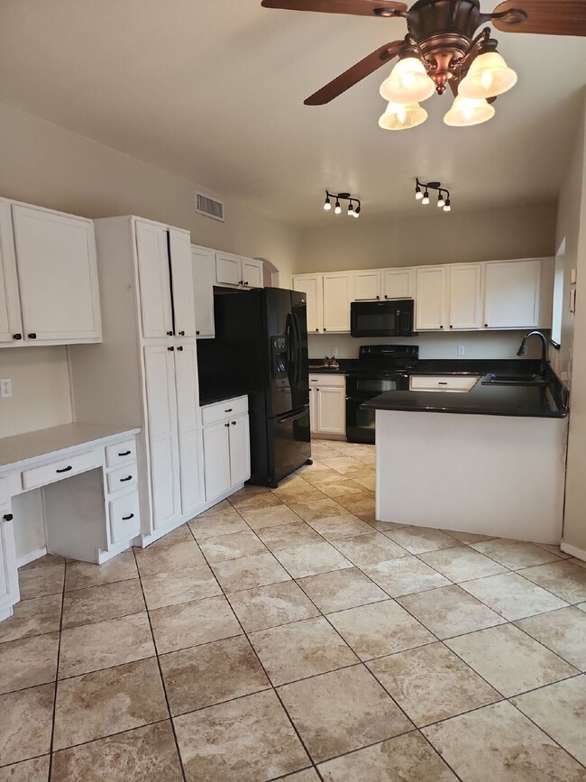 Building Photo - "Spacious 4-Bedroom Glendale Gem with Granite Elegance - 2018 Sq Ft of Comfort!"