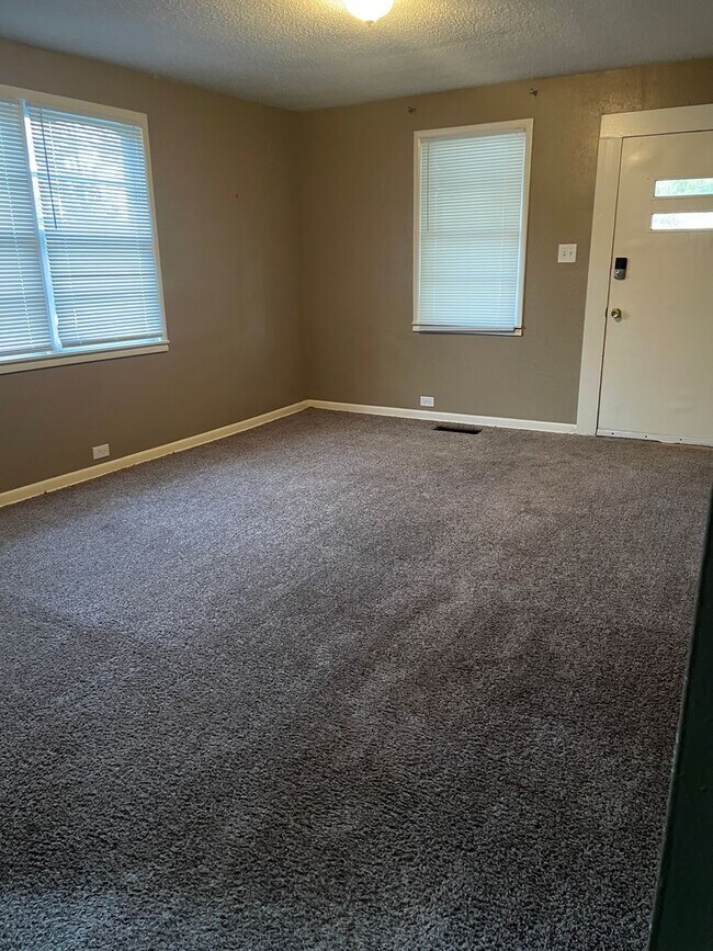 Building Photo - NOW AVAILABLE! RENT READY!! LET'S GET MOVING!